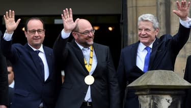 François Hollande et Joachim Gauck (à droite), lors de la remise du prix Charlemagne à Martin Schulz (centre).