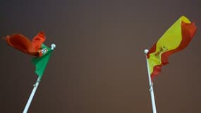 Les drapeaux du Portugal et de l'Espagne, le 29 janvier 2021 à Fuentes de Onoro, à la frontière des deux pays.