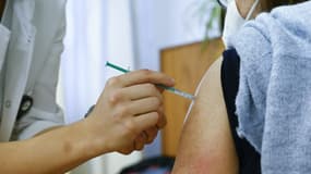 Une femme se fait vacciner contre le Covid-19 à Stuttgart, en Allemagne, le 16 novembre 2021
