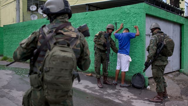 Des soldats brésiliens ans une favela de Rio de Janeiro.