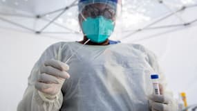 Un soignant effectuant un test pour le coronavirus à Los Angeles (Etats-Unis), le 24 juillet 2020 (PHOTO D'ILLUSTRATION).