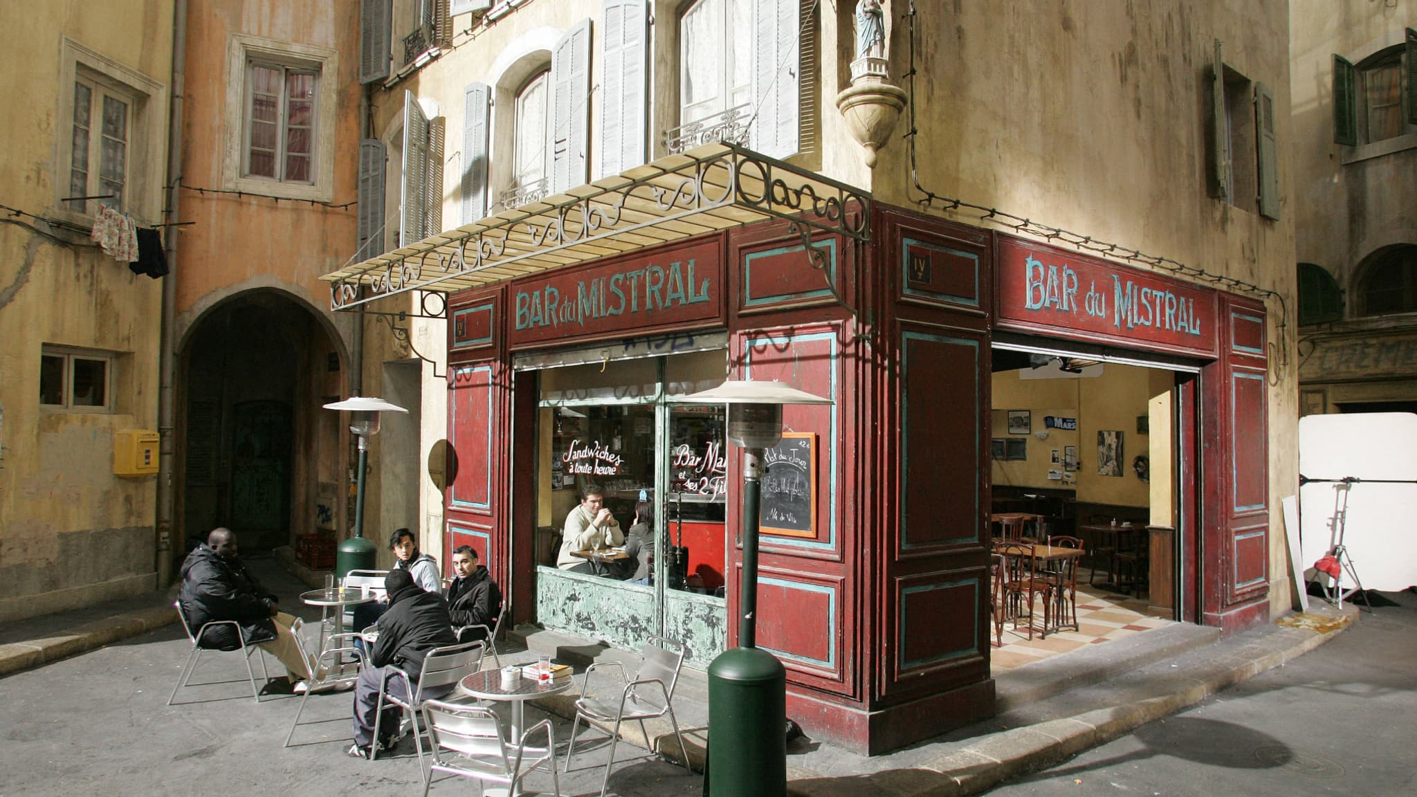 Le bar du Mistral, lieu de tournage de la série Plus belle la vie. 