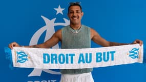 Facundo Medina avec une écharpe de l'OM, le 1er juillet 2025 