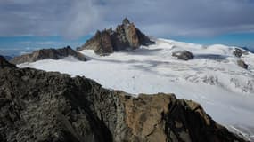 Vue aérienne de l'Aiguille du midi dans le massif du Mont-Blanc, le 18 septembre 2019. 