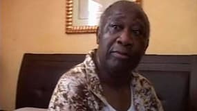 Laurent Gbagbo à l'Hôtel du Golf, après son arrestation. Paris a assuré mardi ne pas avoir outrepassé son rôle en Côte d'Ivoire et avoir agi dans le strict cadre de la résolution 1975 des Nations unies pour obtenir la reddition du président sortant. /Imag