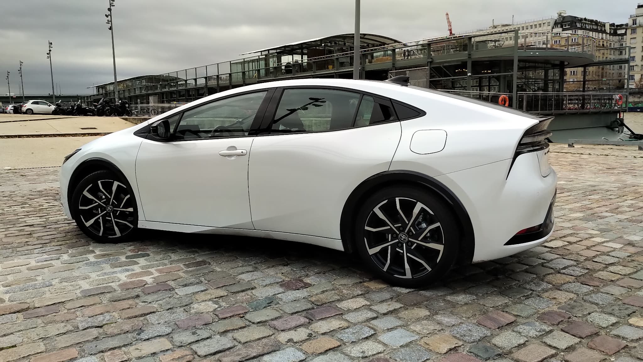 Notre modèle à l'essai cette semaine est une Toyota Prius 2023 au prix de 43.900 euros en finition Dynamic. Notre modèle à l'essai cette semaine est une Toyota Prius 2023 au prix de 43.900 euros en finition Dynamic.