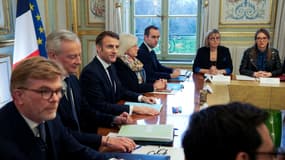 Emmanuel Macron entouré de plusieurs ministres après la nomination d'un nouveau gouvernement la veille, le 12 janvier 2024 au palais de l'Élysée à Paris.