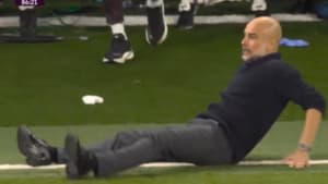 tour d'italie 2023 live Pep Guardiola à terre lors de Tottenham-Manchester City, le 14 mai 2024.