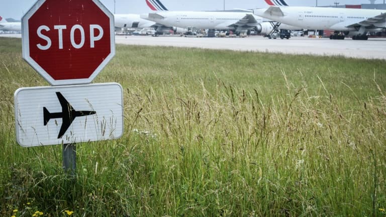 Le trafic des aéroports parisiens a encore faibli au mois de février en raison de l'épidémie de Covid-19.