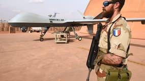 Un soldat de l'armée française aux côtés d'un drone Reaper à Niamey au Niger en 2016