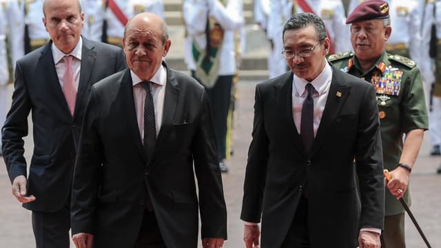 Jean-Yves Le Drian et son homologue malaisien Hishammuddin Hussein.