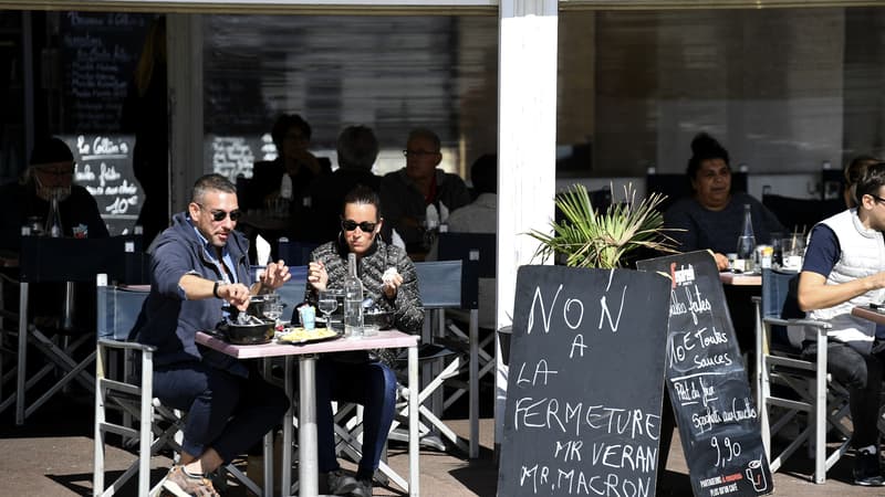 Une terrasse d'un bar marseillais