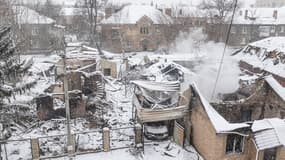 Une vue des bâtiments endommagés après l'attaque d'un drone russe Shahed à Sloviansk, en Ukraine, le 15 janvier 2026. 