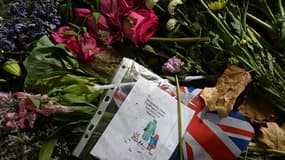 Des fleurs et des hommages rendus à la reine Elizabeth II le 20 septembre 2022 à Londres.