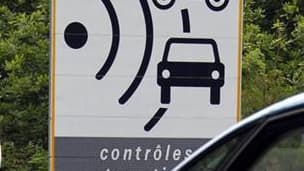 En déplacement dans le Var, Nicolas Sarkozy, a refusé de revenir sur la décision de retirer les panneaux routiers signalant la présence de radars, en dépit des protestations des députés UMP. /Photo prise le 12 mai 2011/REUTERS/Régis Duvignau
