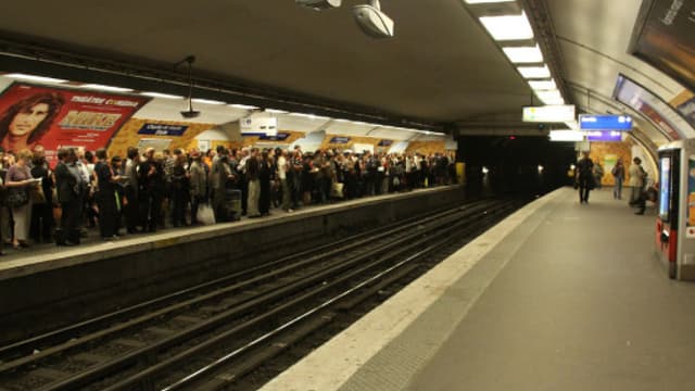 Le trafic a été interrompu sur les lignes 2 et 4 du métro parisien après l'attaque d'un commissariat dans le 18e arrondissement de Paris. (Photo d'illustration)