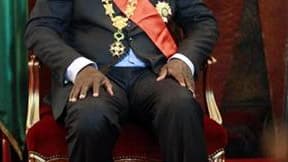 Laurent Gbagbo, ici lors de son investiture controversée au palais présidentiel à Abidjan, a écarté le danger d'une nouvelle guerre civile en Côte d'Ivoire, laissant entrevoir la possibilité de discussions avec le camp d'Alassane Ouattara pour régler la c