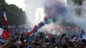 De nombreux supporters se sont plaint de la rapidité avec laquelle le bus des Bleus a descendu les Champs-Elysées