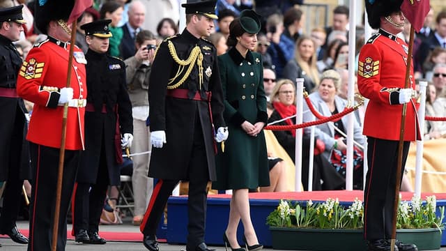 Le duc et la duchesse de Cambridge avec les gardes irlandais à Londres, le 17 mars.