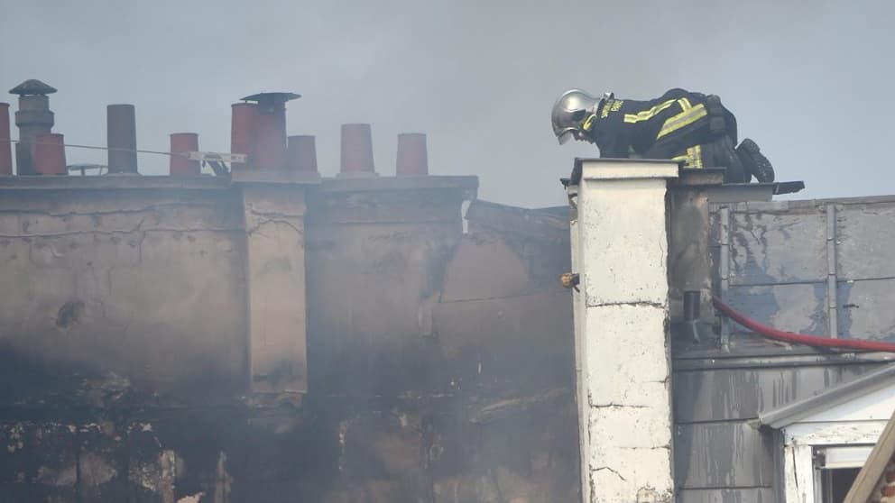 Intervention d'un pompier lors d'un incendie à Paris, le 1er avril 2016
