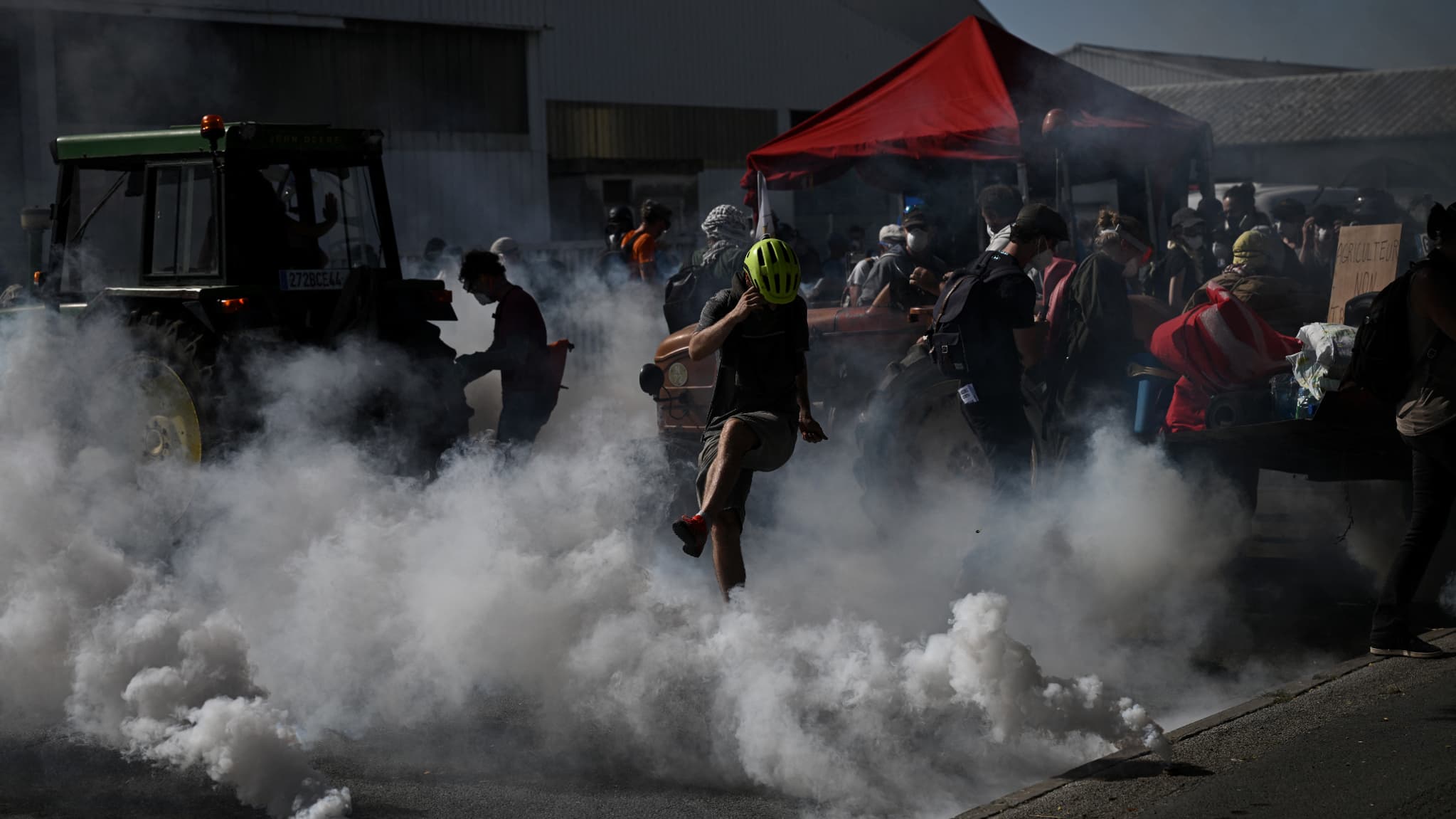 Des manifestants font face aux lacrymogènes envoyés par les forces de l'ordre