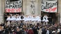Les membres de l'opéra de Paris fait la grève sur le parvis.