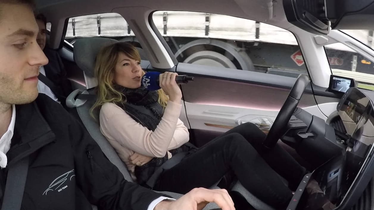 Renault a mis l'accent sur le confort. Lorsque la Symbioz roule en mode autonome, le dossier s'incline, et l'ex conducteur peut alors se détendre ou regarder des films sur l'écran central. Maxime, notre superviseur, veille tout de même au bon fonctionnement du véhicule. Renault a mis l'accent sur le confort. Lorsque la Symbioz roule en mode autonome, le dossier s'incline, et l'ex conducteur peut alors se détendre ou regarder des films sur l'écran central. Maxime, notre superviseur, veille tout de même au bon fonctionnement du véhicule.