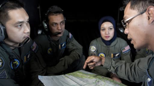 Des militaires participant aux opérations de recherche, en Malaisie.