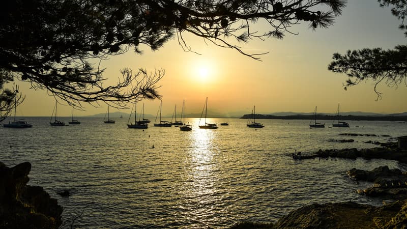 Un coucher de soleil à Bormes-les-Mimosas, dans le sud-est de la France, le 8 août 2018. 