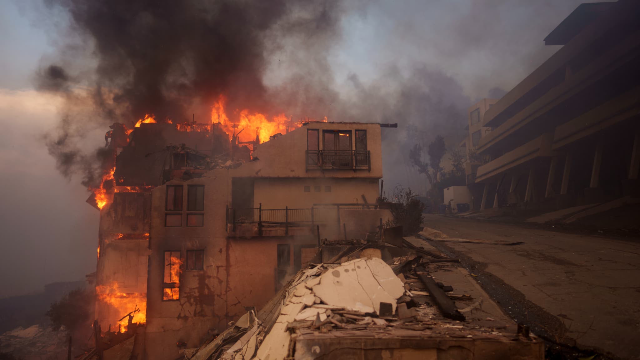  Les flammes de l'incendie Palisades brûlent une structure le 8 janvier 2025 à Malibu, Californie. 