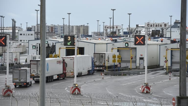 Des camions attendent d'embarquer pour l'Angleterre au terminal ferry de Calais le 23 décembre 2020