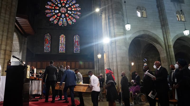 Des membres de la famille de Desmond Tutu portent son cercueil dans la cathédrale Saint-George au Cap, le 1er janvier 2022