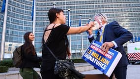 Le patron de Ryanair, Michael O'Leary, "entarté" par deux militantes écologistes devant les bâtiments de la Commission européenne, le 7 septembre 2023 à Bruxelles (Belgique).