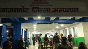  Des survivants du tremblement de terre au Népal à l'hôpital du district de Jajarkot, le 4 novembre 2023