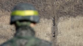 Un soldat sud-coréen observe des soldats nord-coréens depuis la frontière à Cheorwon, le 12 décembre 2018