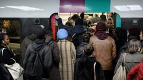 Des personnes tentant de rentrer dans un RER ce lundi (photo d'illustration)