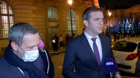 Olivier Véran devant un centre de vaccination du Ve arrondissement de Paris ce jeudi.