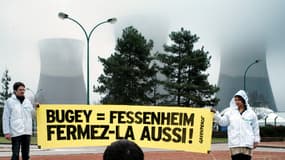 Des militants de Greenpeace, samedi, à Bugey dans l'Ain.