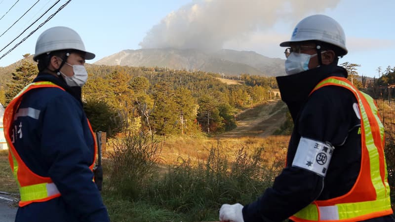 Devant le volcan Ontake, mardi 30 septembre 2014.