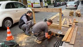 Une terrasse éphémère en cours d'installation dans le 16e arrondissement de Paris le 31 mars 2024.