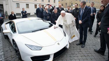 Le pape François lors de la remise de la supercar offerte par Lamborghini pour une vente aux enchères caritative.