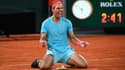 La joie de l'Espagnol Rafael Nadal après sa victoire face au Serbe Novak Djokovic, en finale du tournoi de Roland-Garros, le 11 octobre 2020 à Paris