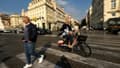Piéton et cycliste dans le quartier du Vieux Port à Marseille, le 14 octobre 2025