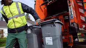 Un éboueur travaillant avec un camion-poubelle (illustration)