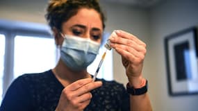 Le docteur Marie Msika Razon prépare une dose du vaccin AstraZeneca pour vacciner dans son cabinet parisien, le 25 février 2021 à Paris