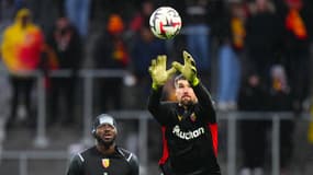 Hervé Koffi et Mathew Ryan à l'échauffement avant Lens-Angers, le 26 janvier 2025.