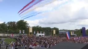 Pour la cérémonie de passation entre Tokyo et Paris, la Patrouille de France survole le Trocadéro