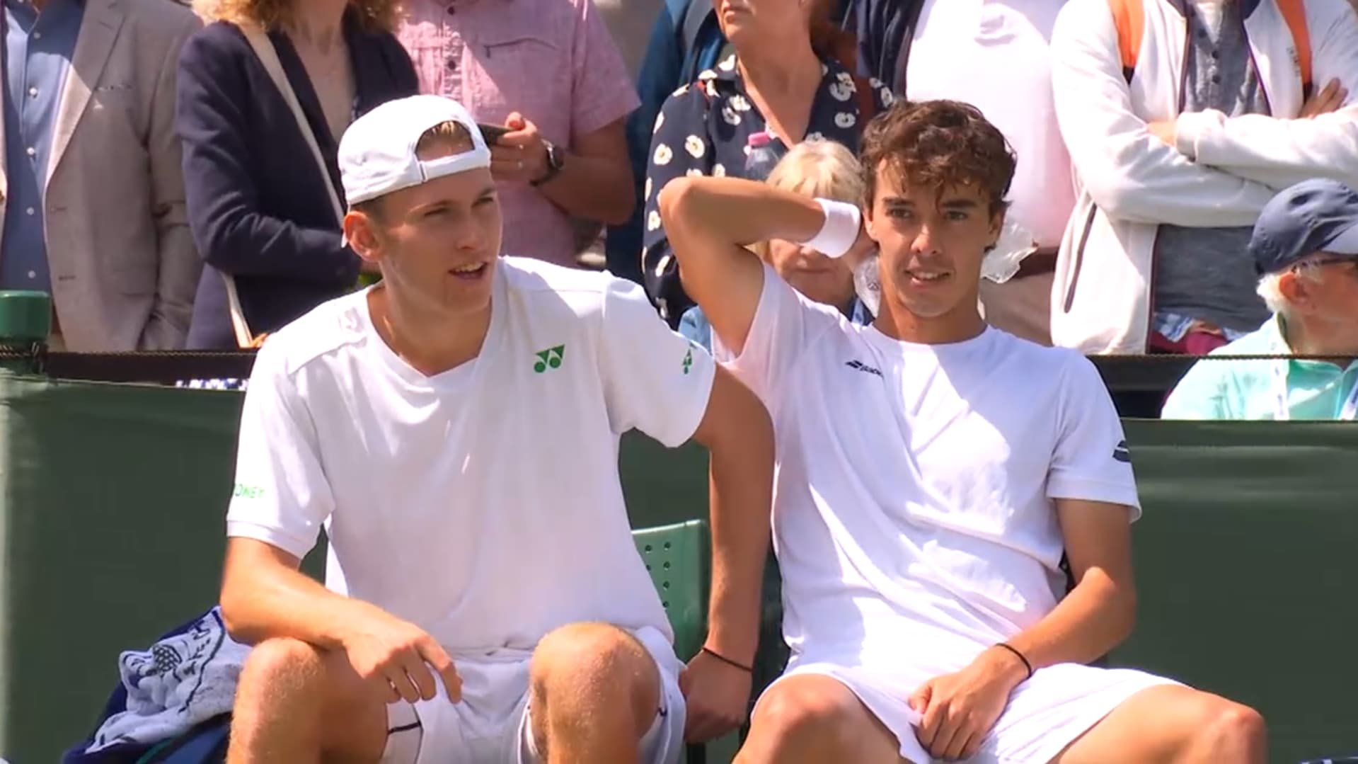 Alejandro Arcila a dû abandonner à Wimbledon après avoir reçu un service de son coéquipier dans la tête. Alejandro Arcila a dû abandonner à Wimbledon après avoir reçu un service de son coéquipier dans la tête.