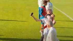 Les supporteurs portugais envahissement l'entraînement de l'équipe nationale, le 14 juin 2024.