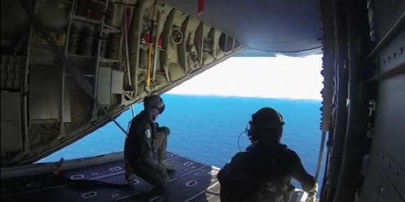 Membres d'une équipe de recherche du vol MH370 dans l'océan Indien.